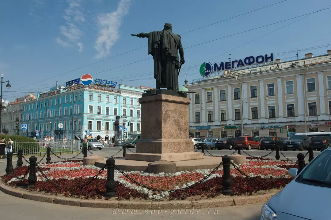 Памятник М.И. Кутузову у Казанского собора Памятник М.И. Кутузову у Казанского собора