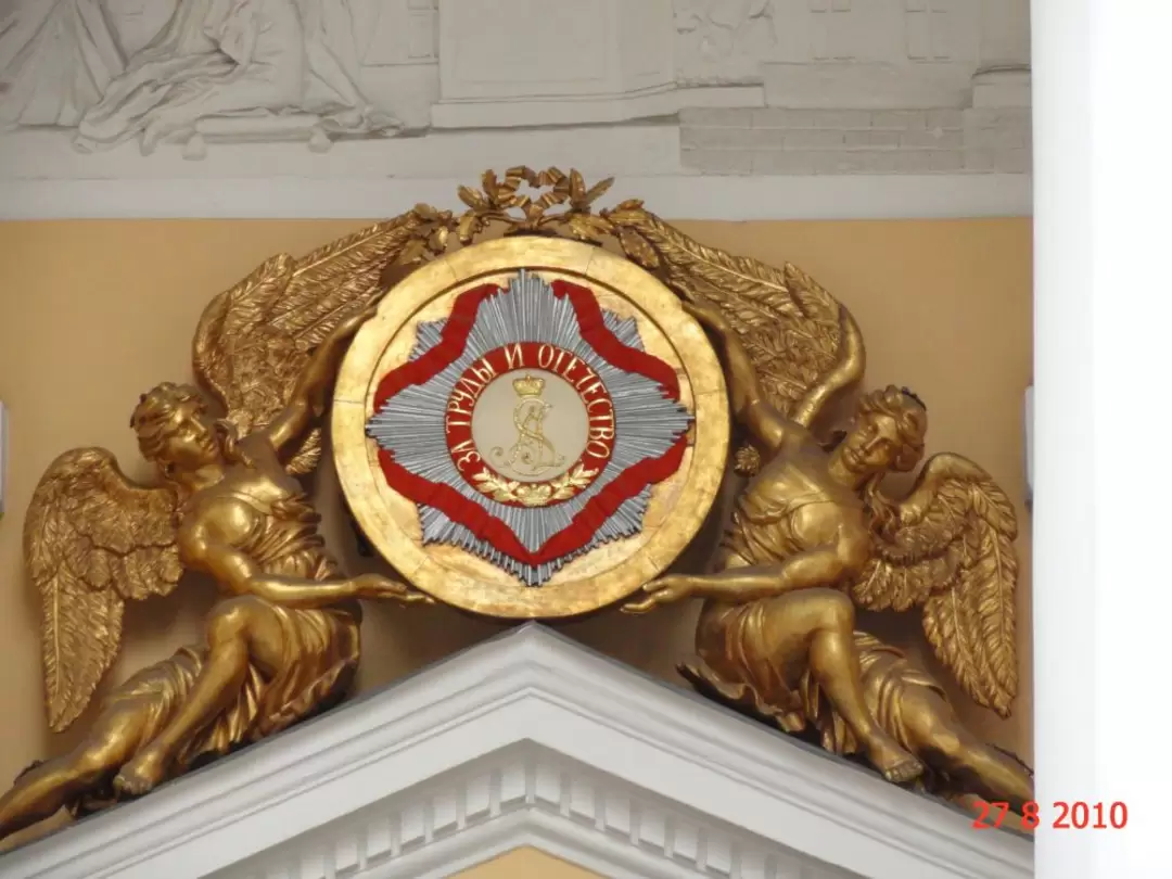 Над главным входом собора барельеф И. Шубина