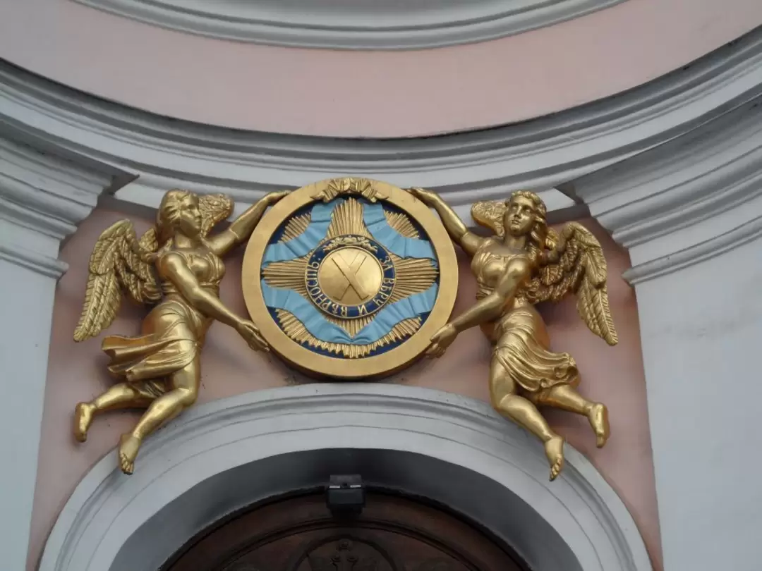 Барельеф ордена Андрея Первозванного над главным входом в собор Барельеф ордена Андрея Первозванного над главным входом в собор