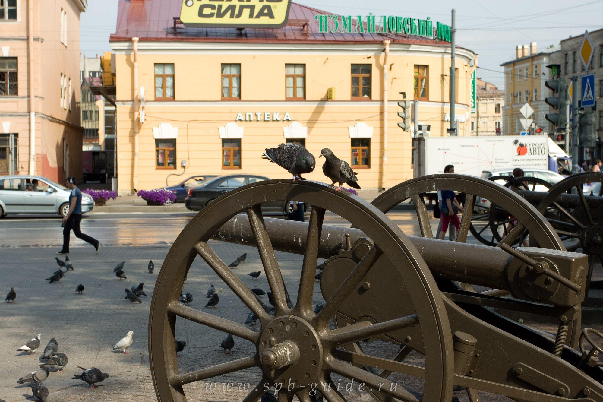 Пушки у Троицкого Измайловского собора