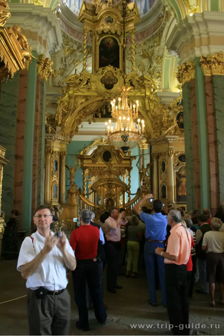 Интерьер Петропавловского собора в Санкт-Петербурге Интерьер Петропавловского собора в Санкт-Петербурге