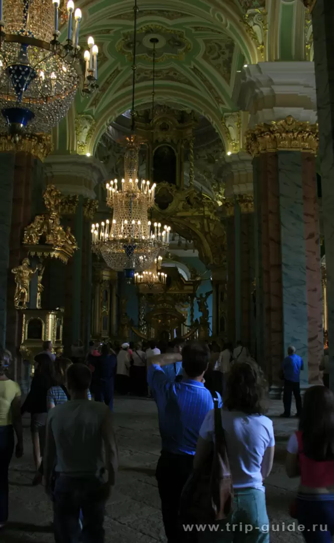 Туристы в Петропавловском соборе Туристы в Петропавловском соборе