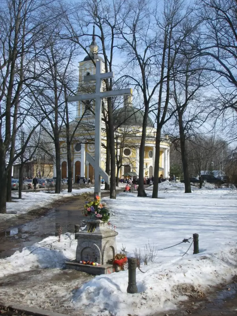 Памятный крест на месте снесенного в 1936 г. Храма Святой Мученицы Параскевы в Санкт-Петербурге Памятный крест на месте снесенного в 1936 г. Храма Святой Мученицы Параскевы в Санкт-Петербурге