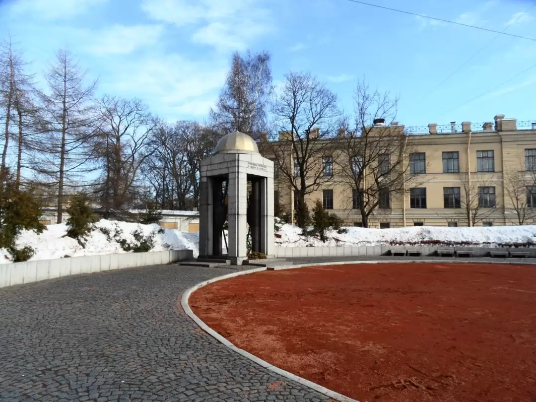 Памятник военным медикам Памятник военным медикам