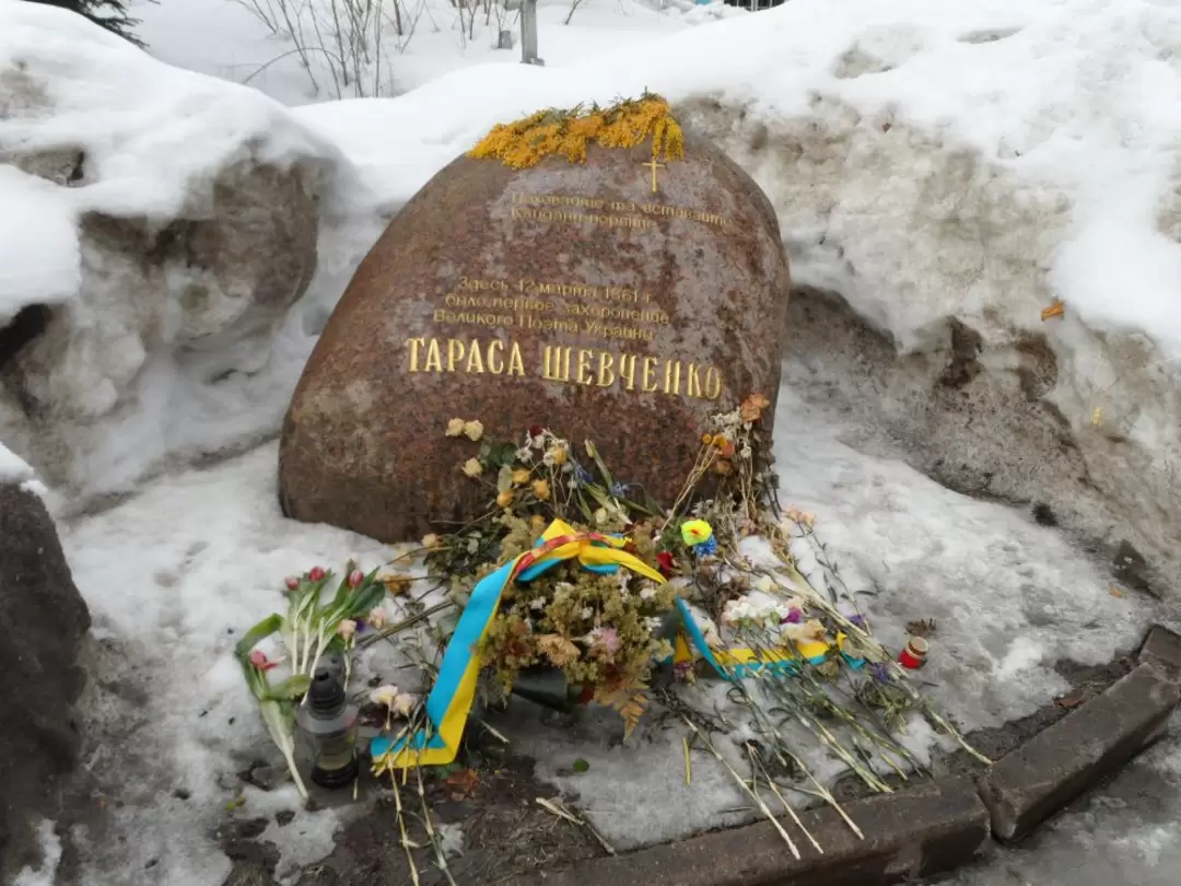 Памятный камень на месте первого захоронения великого поэта России и Украины Тараса Шевченко Памятный камень на месте первого захоронения великого поэта России и Украины Тараса Шевченко