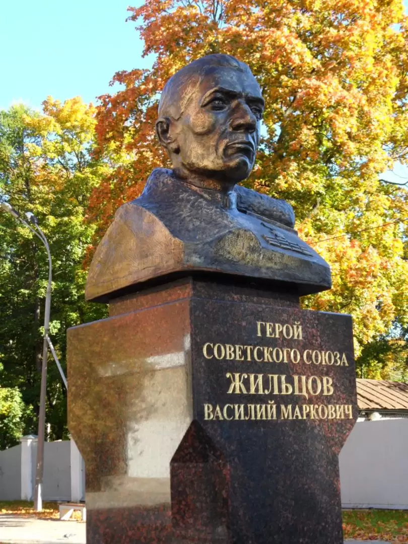 Памятник Герою Советского Союза Жильцову