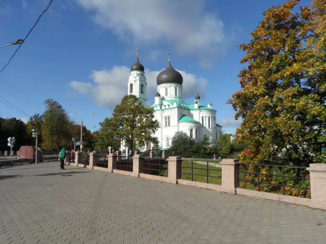Вид на собор Архангела Михаила с моста через реку Караста Вид на собор Архангела Михаила с моста через реку Караста