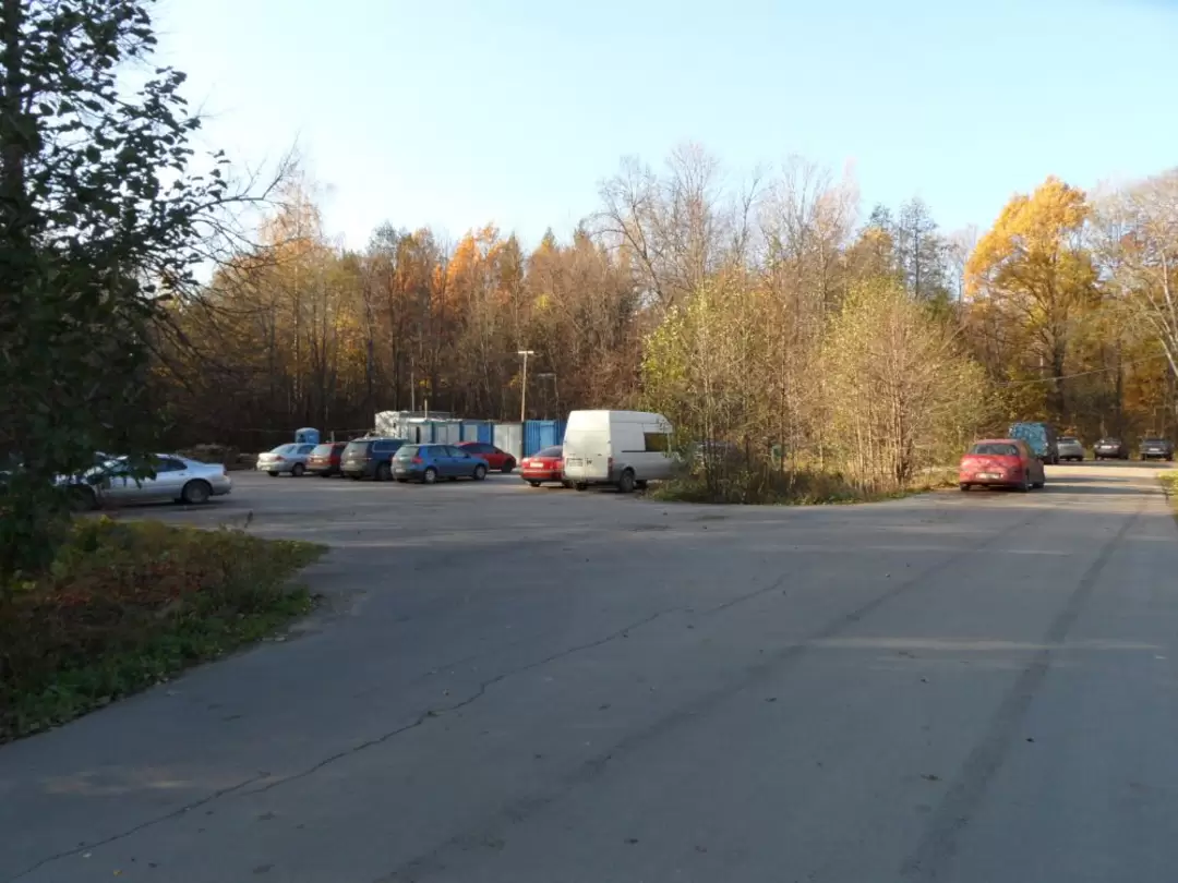 Автостоянка для посетителей Ораниенбаума Автостоянка для посетителей Ораниенбаума