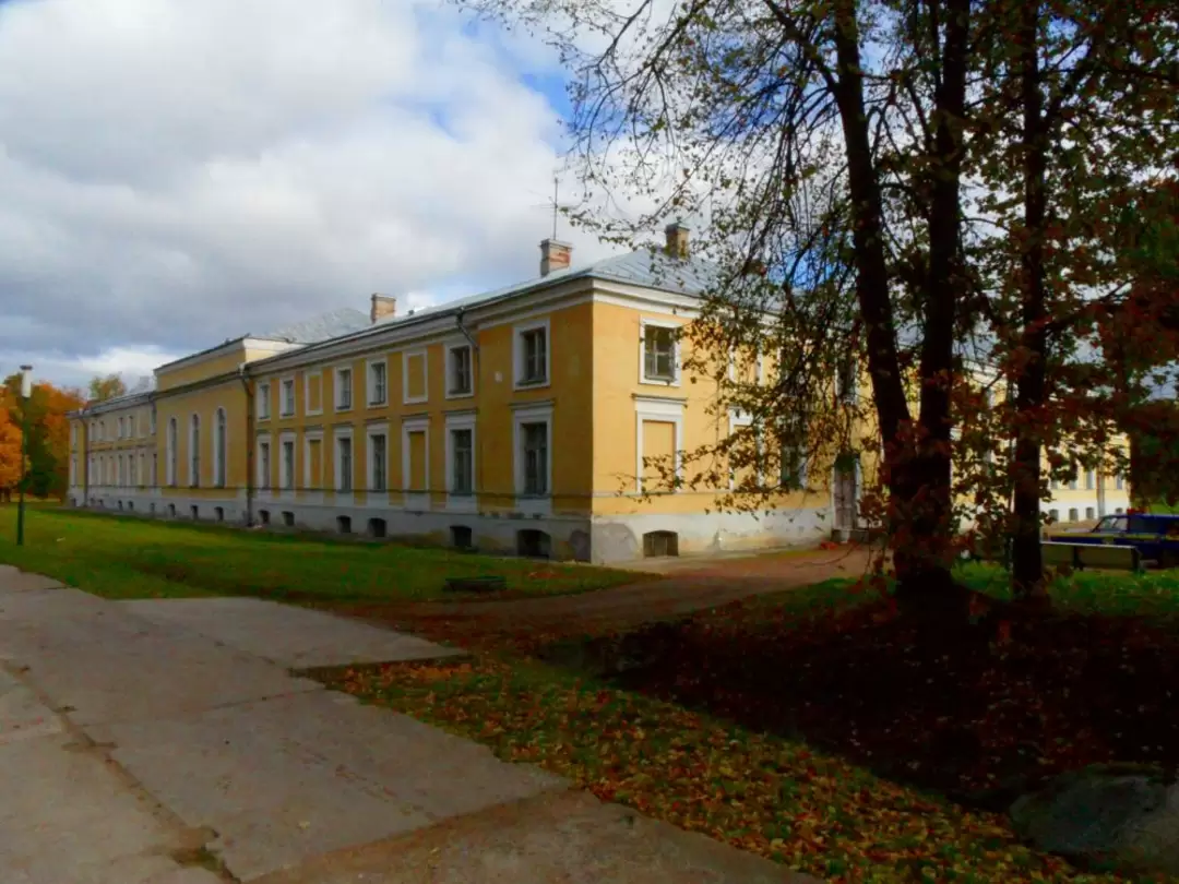 Ораниенбаум. Кавалерский корпус. Вид с Сойкинской аллеи Ораниенбаум. Кавалерский корпус. Вид с Сойкинской аллеи