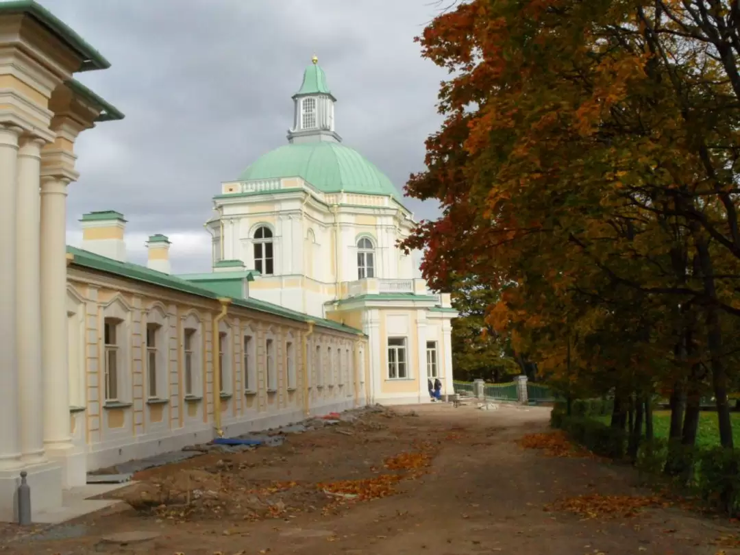 Ораниенбаум. Вид на восточное крыло и Японский павильон Большого дворца Ораниенбаум. Вид на восточное крыло и Японский павильон Большого дворца